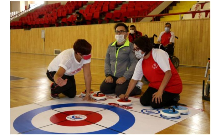 Engelli gençlerde floor curling sevinci