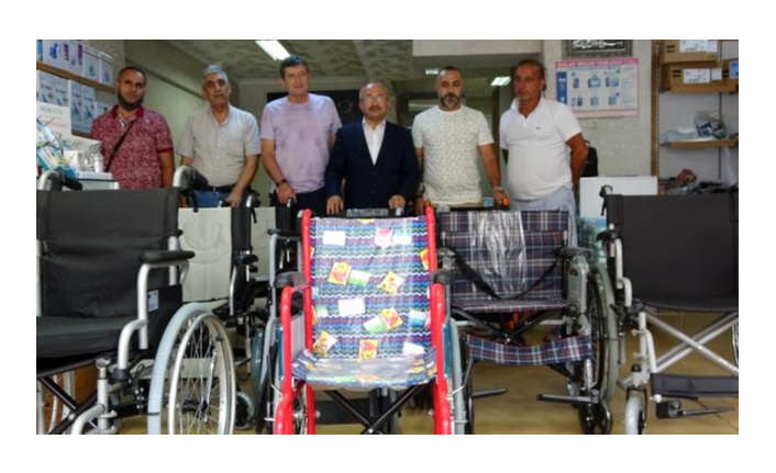 Ünlü antrenör onlarca tekerlekli sandalye hediye etti
