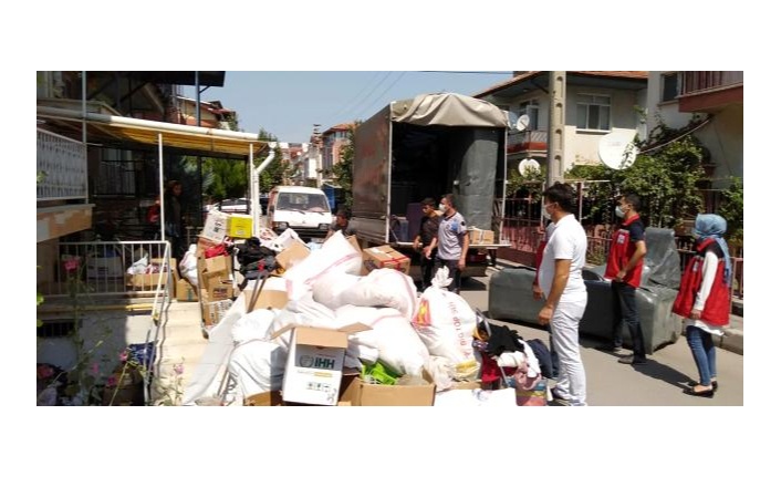 Isparta'da eşyalarıyla sokağa atılan ailenin İzmir'de evi olduğu ortaya çıktı