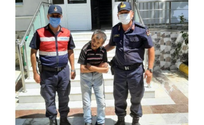 Kolundaki 'sevgi izi' dövmesinden ailesine kavuştu