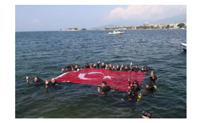 Marmara Denizi'nde 'Zafer Dalışı' yaparak Türk bayrağı açtılar