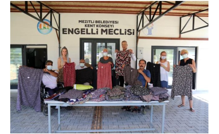 Mezitli'de yaşayan engelliler, afet bölgesindeki kadınlar için şalvar dikti