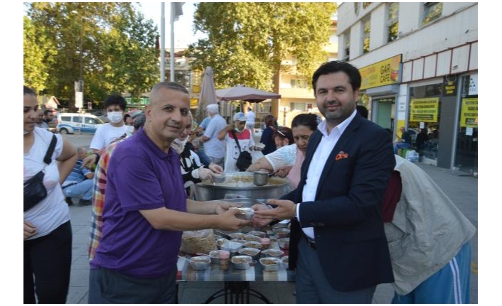 Sakarya Engelliler ve Yardımlaşma Derneği aşure dağıttı