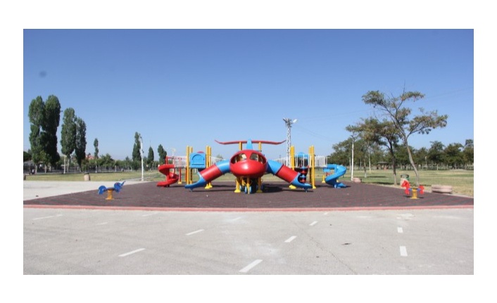 Van'da belediye ekipleri parklardaki oyun gruplarını yeniledi