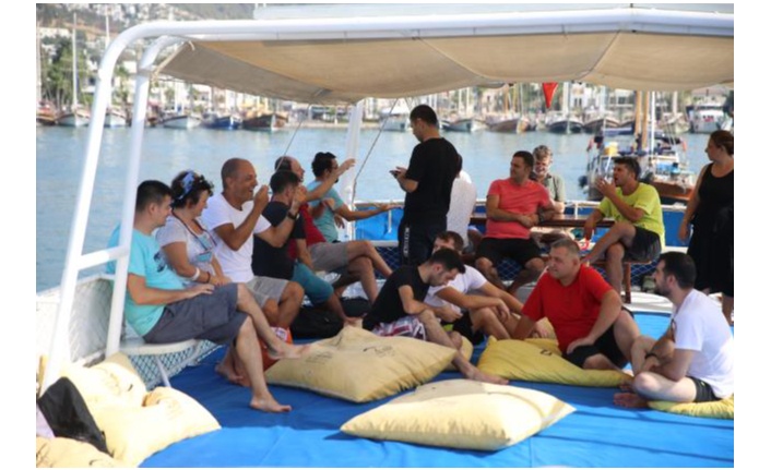 Bodrum'da mavi tura çıkan işitme engelliler koyları gezdi