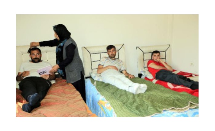 Dört engelli çocuğuna hem annelik hem de babalık yapıyor