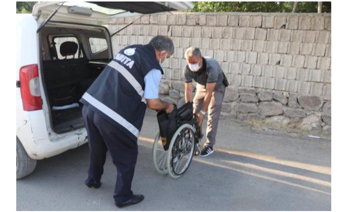 Erciş'te engelli vatandaşa tekerlekli sandalye hediye edildi