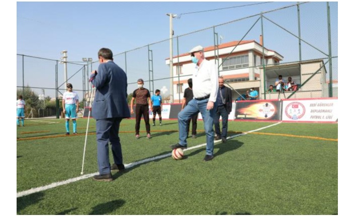 Görme engelliler için yeniden tasarlanan İsmail Arca'da ilk maç oynandı