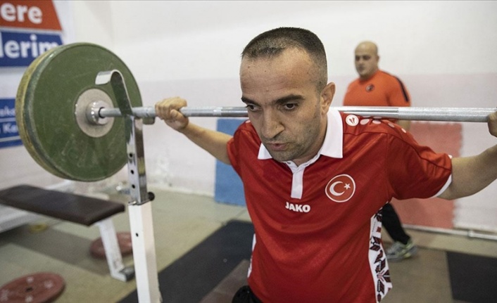 Görme engelli hamal Mehmet Emin, başladığı halterle dünyasını aydınlattı