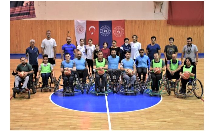 Isparta'da İl Müdürü farkındalık için tekerlekli sandalye takımıyla maç yaptı