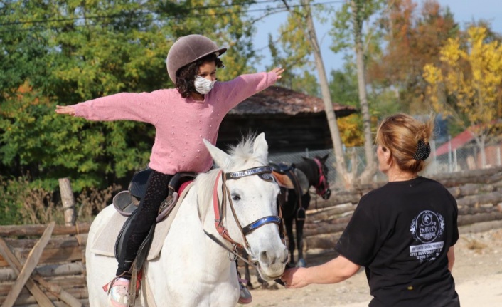 "Atlı terapi" özel bireyler ile ailelerinin yüzü güldürüyor
