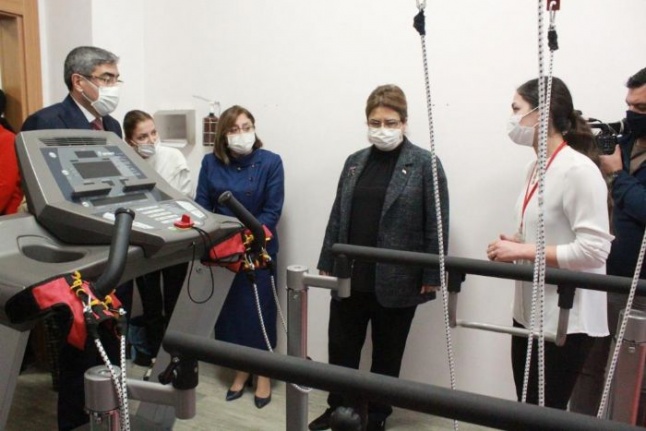 Bakan Yanık, Gaziantep’te Engelsiz Yaşam Merkezi’ni ziyaret etti