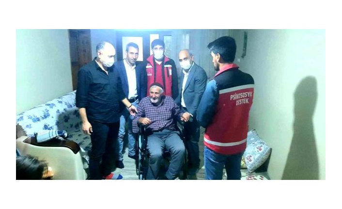 Bingöl'de engelli vatandaşa tekerlekli sandalye hediye edildi