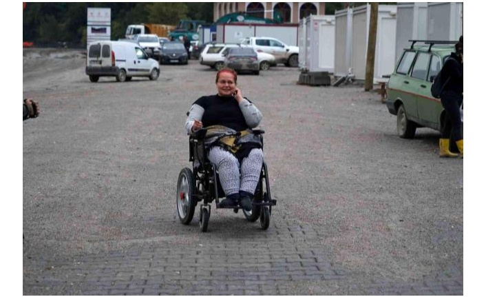 Doğuştan yürüme engelli Zübeyda'nın akülü sandalye sevinci