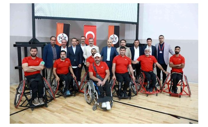 Gençlik ve Spor Bakanı Kasapoğlu'ndan Tekerlekli Sandalye Basketbol takımına destek