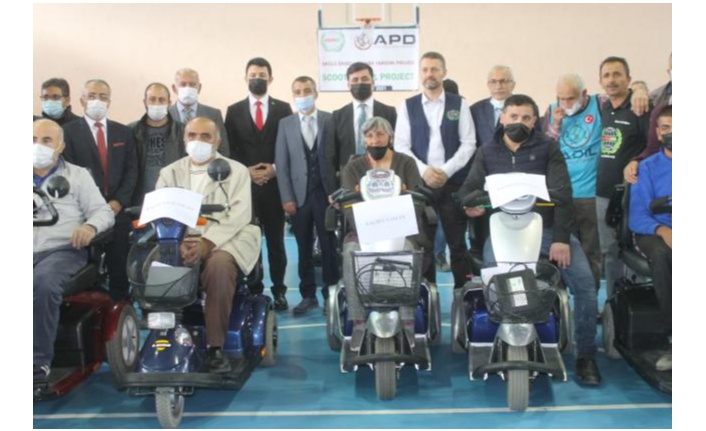 Gurbetçilerden Yozgat'taki engellilere akülü araç desteği