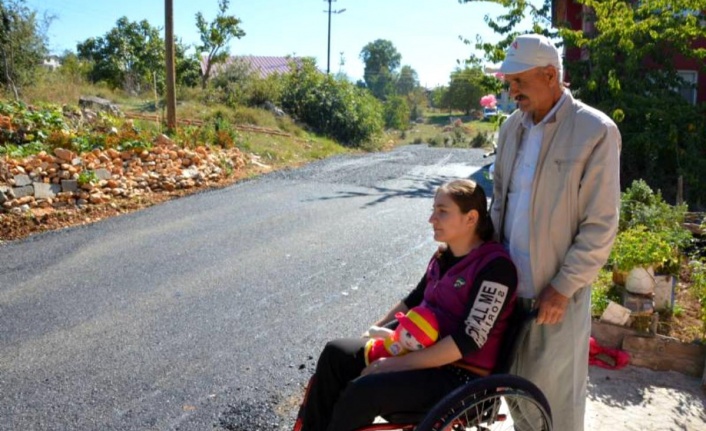 Mersin Büyükşehir, Özel Gereksinimli Ayşe Kırdağ'ın Asfalt Talebini Hızla Yerine Getirdi