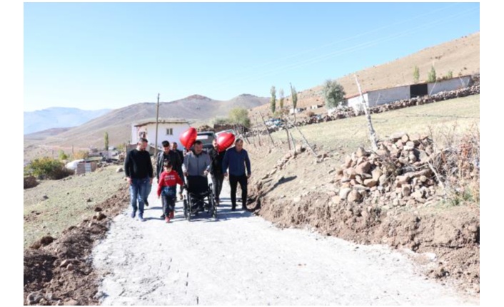 Niğde'de engelli minik Elif'in evinin önüne Vali Şimşek'in talimatıyla yol yapıldı