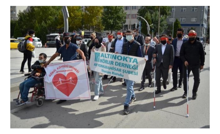 Vali, yürüyüşe gözleri bantlı katılarak görme engelli bireylerin sorunları çözeceğini dile getirdi