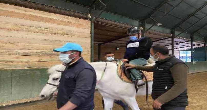 Beykoz'da atlı terapi ile engelli çocuklar şifa buluyor