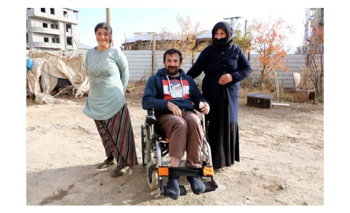 Engelli Kardeşlerin Hayatları, Fransa'da Yaşayan Çiftin Gönderdiği Akülü Sandalye İle Değişti