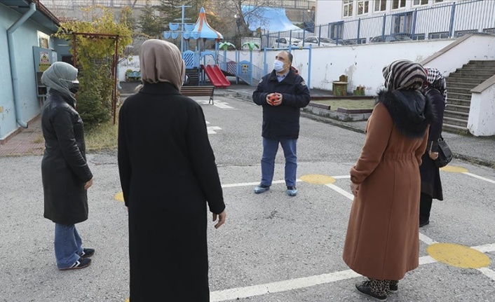 Görme engelli rehber öğretmen, öğrenciler, aileler ve meslektaşlarına ışık oluyor