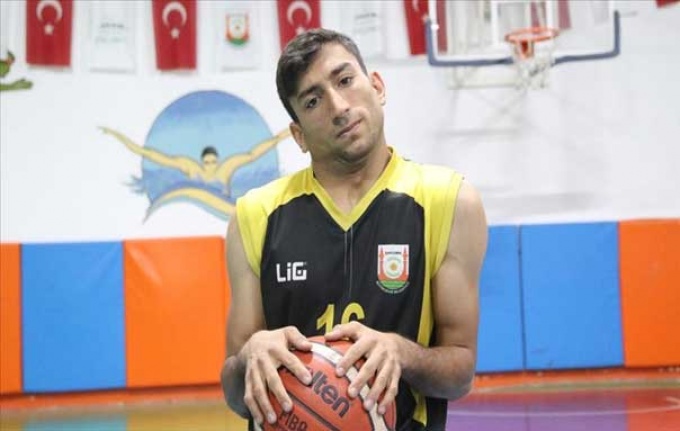 Ailesinden gizli başladığı basketbol, engelli Abdullah'ın hayatını değiştirdi