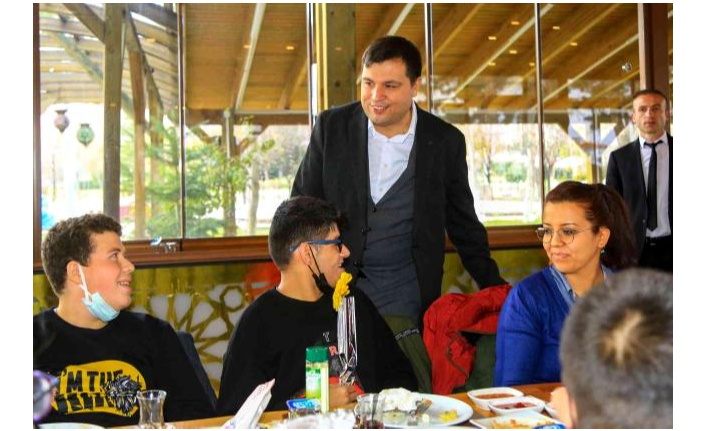 Başkan Çakın özel gereksinimli çocuklarla bir araya geldi