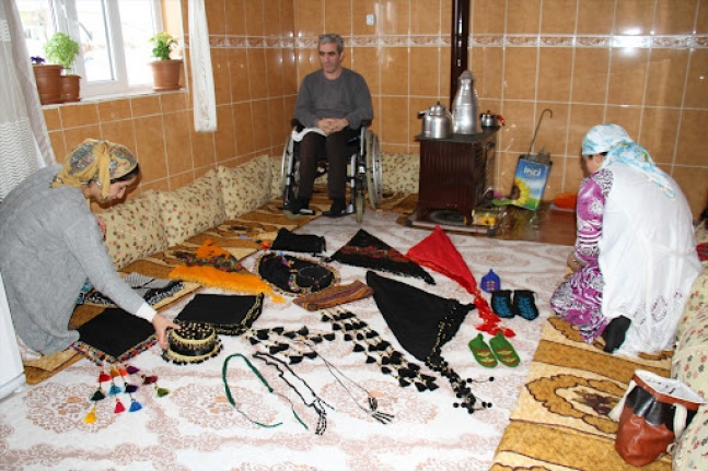 Bedensel engelli vatandaş, yaptığı el işi ürünleri satarak geçimini sağlıyor