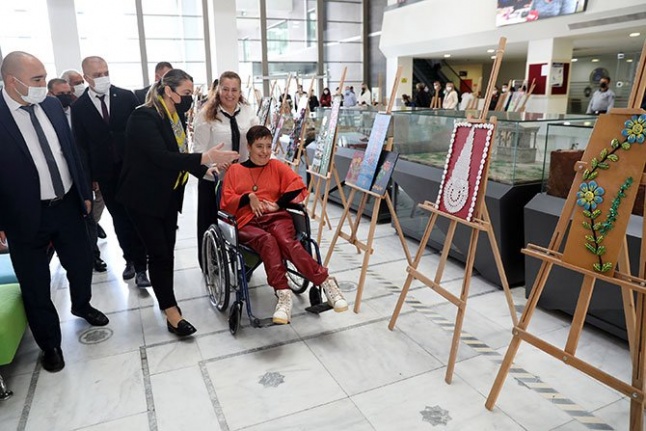 Engelleri aştı ayakları ile resim yaptı