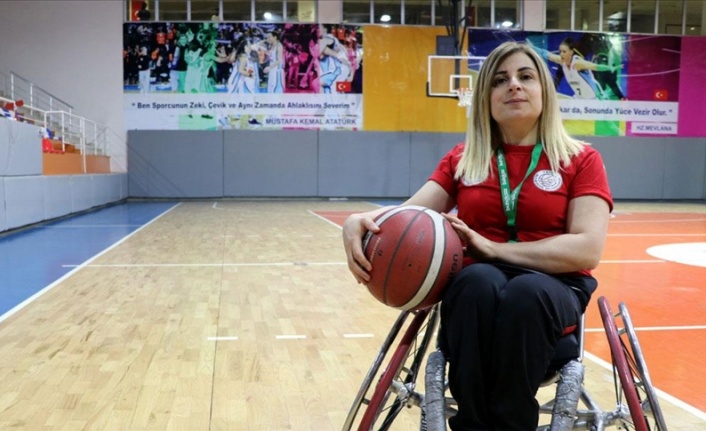 Engelli basketbol takımının tek kadın oyuncusu koçluk da yapıyor