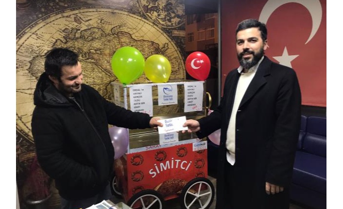 Engelli Emre, bağışlanan simit arabasıyla ekmek teknesine kavuştu