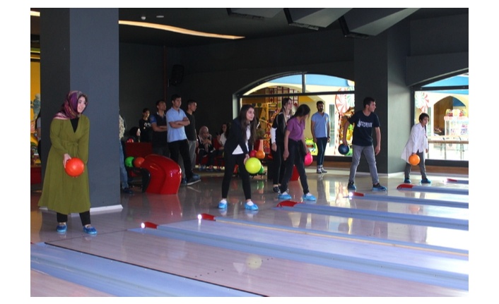 Genç yetenekleri bowling salonunda seçiyor