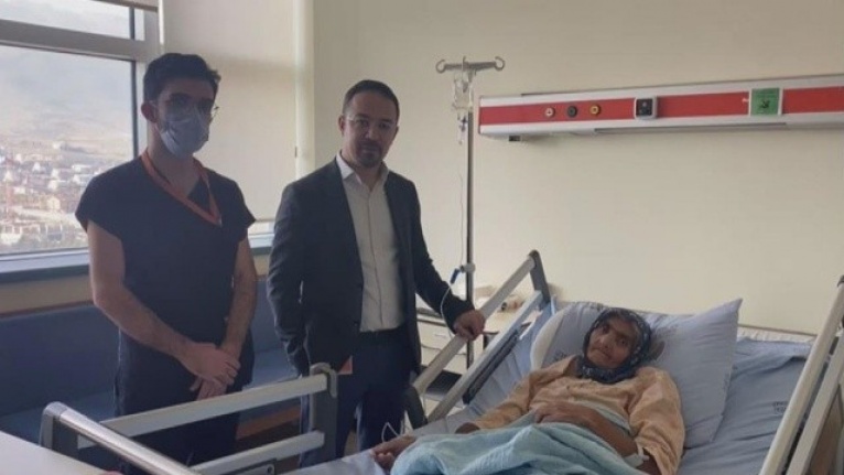 İşitme ve konuşma engelli kadın hem virüsü yendi hem de tümöründen kurtuldu