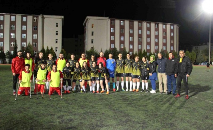 Kadın futbol takımı ve ampute sporcular kadına şiddete 'hayır' dedi