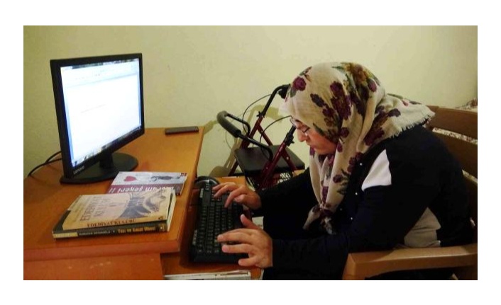 Kendi imkanıyla okuma yazma öğrenen engelli kadın 2. şiir kitabını hazırlıyor