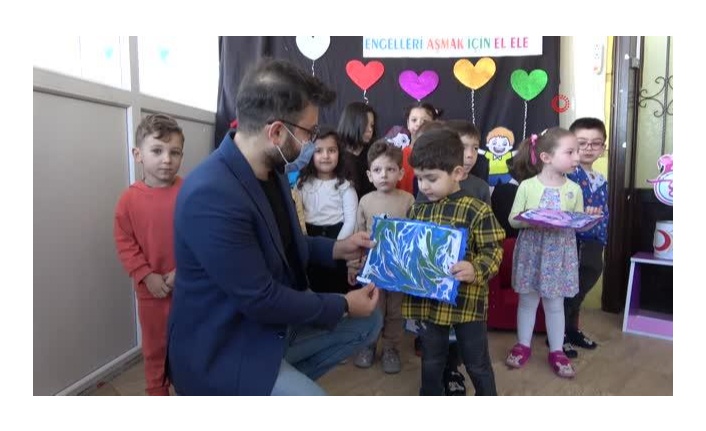 Minik öğrenciler ebru sanatıyla engeli aştı