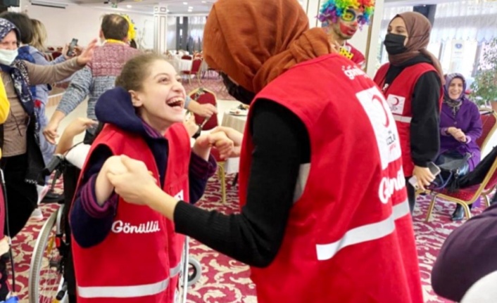 Türk Kızılay Bursa Şubesi Kadın Teşkilat özel gereksinimi bulunan çocuklar ve anneleriyle kahvaltıda buluştu