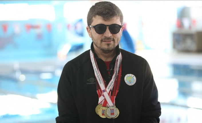 Görme engelli 70 madalyalı yüzücünün hedefi uluslararası arena