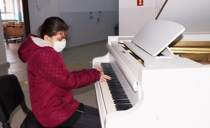 Görme engelli İrem'e karne gününde duygulandıran hediye