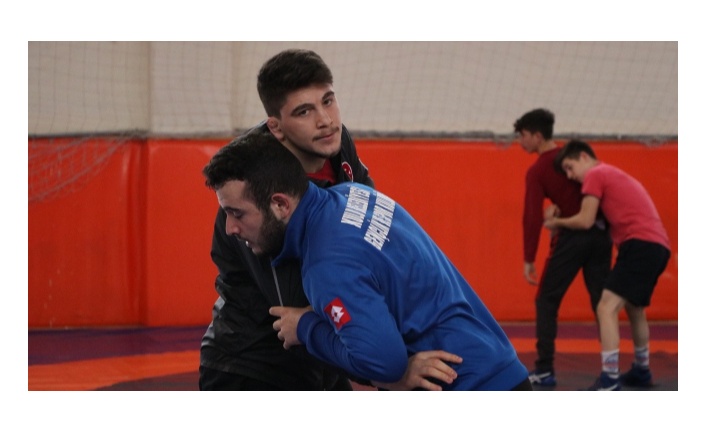 İşitme engelli milli güreşçi Ahmet Erfidan'ın hedefi olimpiyatlara katılmak