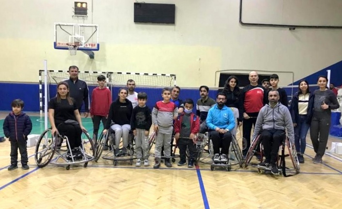 Osmaniye'de badminton turnuvası düzenlendi