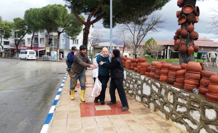 Zihinsel engelli genç sokak ortasında annesine saldırdı