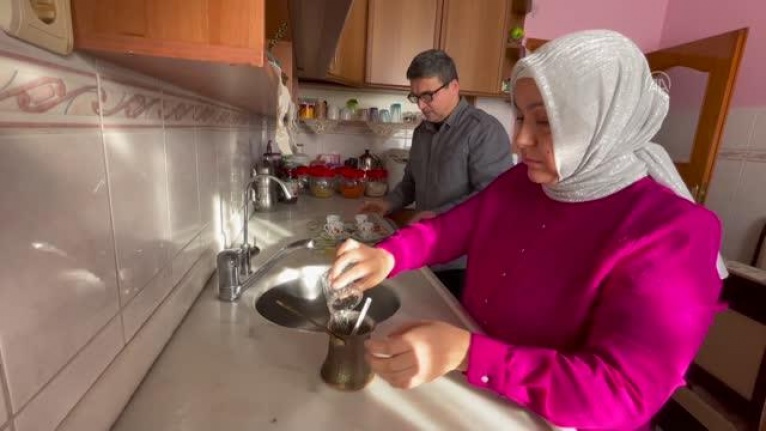 Engelli çift 26 yıldır el ele verip zorlukları aşıyor