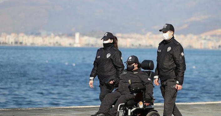 Engelli genç, polislik özlemini her gün gittiği karakolda gideriyor