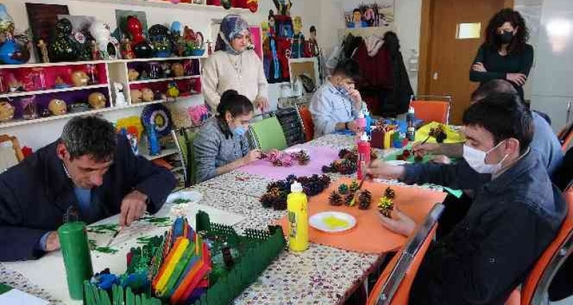Engelliler, bakım ve rehabilitasyon merkezi ile hayata tutunuyorlar
