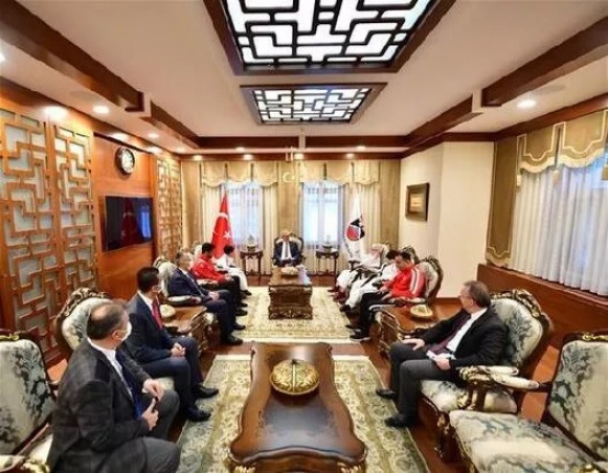 Vali Karaloğlu, görme engelli şampiyon minikleri makamında ağırladı