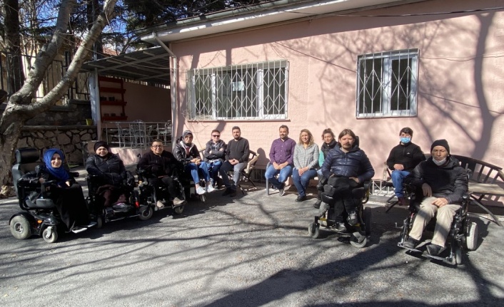 12 yıldır engelli üyelerine hem annelik hem ablalık yapıyor