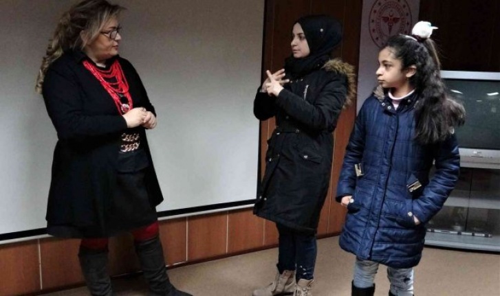 Bursa'da bir anne işitme engelli kızına 10 yıl sonra "kızım" diyebildi