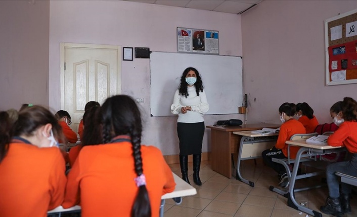 Eğitim aşkıyla öğretmen olan görme engelli, öğrencilerini hayata hazırlıyor